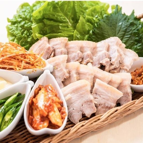 【茹で豚×野菜でヘルシー！ドハマりする方も多い人気の伝統韓国料理】ポッサム！