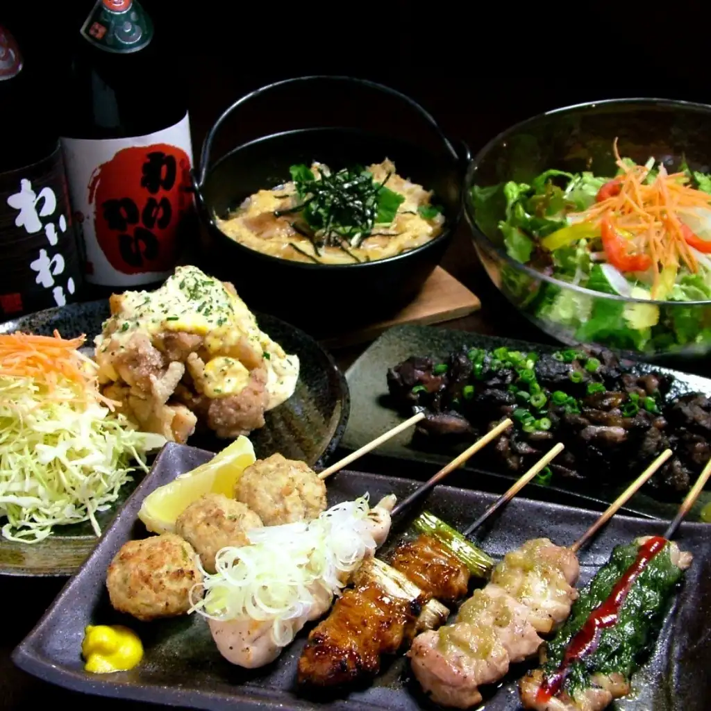 我们提供多种套餐选择,包括烤鸡串和鸡肉火锅!120分钟畅饮套餐起价4500日元!