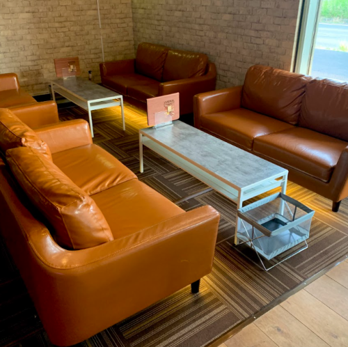 落ち着ける内観♪ソファ席＆カウンターで思い思いに