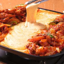 [Kimchi Cheese Dak-galbi] Hot and savory cheese is irresistible! Our recommended popular menu ☆
