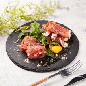 Assortment of 2 types of raw ham