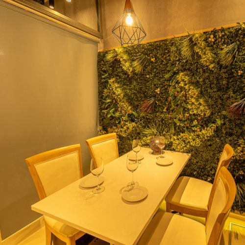 Semi-private room type seating for 4 people.Recommended for girls' night out and birthdays♪