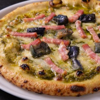 ベーコンと茄子のジェノバ風ピッツァ