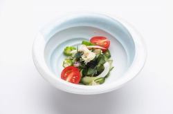 調味鹽圓魷魚和時令蔬菜