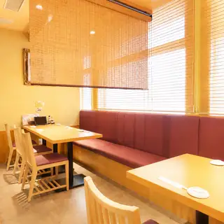 Each seat is separated by a partition, creating a spacious and relaxed atmosphere perfect for groups of 5-6 people.