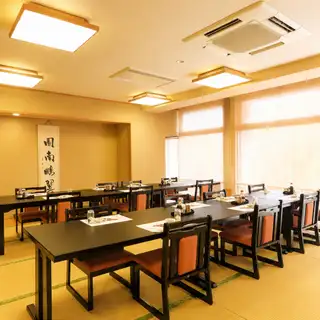 We have four completely private rooms available.It can accommodate groups of 6-8 people, 8-10 people, 15-20 people, and 20-30 people.We can accommodate up to 50 people by connecting the private rooms.We cater to a wide range of events, including company parties, class reunions, and business entertainment.*Please inquire as soon as possible as the number of rooms is limited.