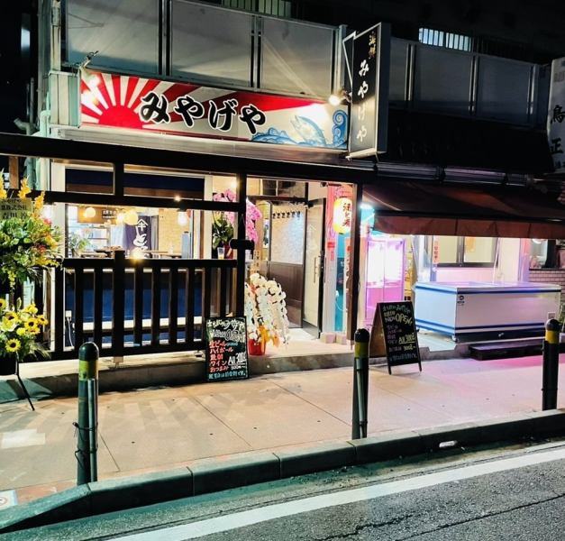 店内にはセルフ飲み放題もございます◎生ビール・ハイボール・焼酎・ワインが各300円より。店主セレクトの美味しい日本酒も楽しめます。おつまみも300円～ご用意しております。ゆっくり飲まれる方はテーブル席のご用意もございます。お気軽にお立ち寄りください♪