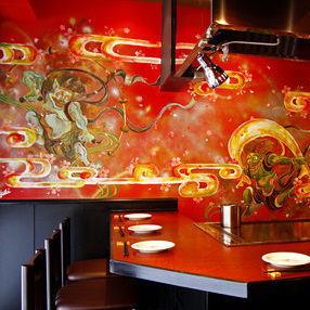 We are particular about the interior! Immediately after the entrance, the wind god and thunder god hand-painted on the wall are worth seeing once ♪ You can enjoy it visually! At the counter seat, you can see the staff burning in front of you!