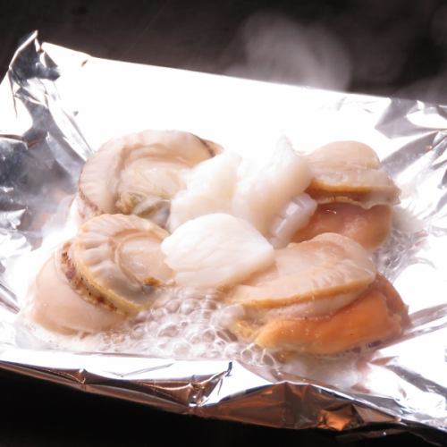 Grilled scallops in foil