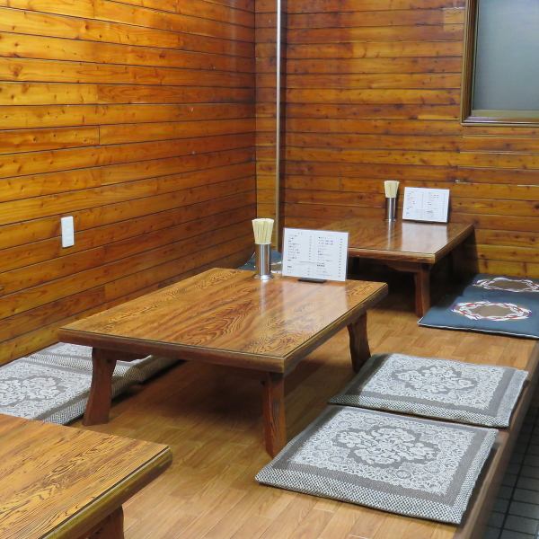 ホールには2名掛けのテーブルを2卓ご用意しております。また昭和の飲食店に見られた小上がりに、4名様まで座れるお席を3卓設置しております。それらの席を繋げれば、１２名様までご案内可能ですので、大人数での宴会やお祝い事にもぴったりです。