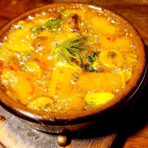 ソーセージとマッシュルームのアヒージョ