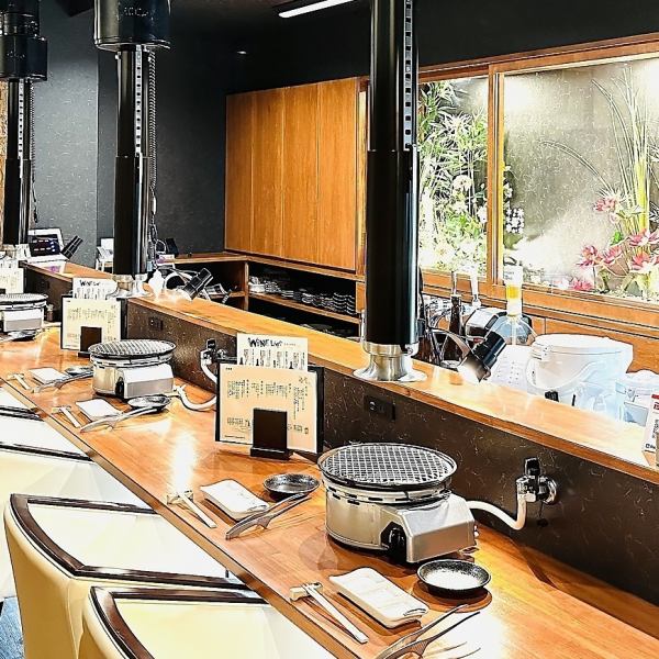 一階はカウンター席がございます！目の前でお肉の調理が見られるライブ感満載なお席は、お一人様のご来店も大歓迎です！自分の好きなメニューを好きなだけ楽しめるお一人様時間をご堪能ください。会話を楽しみたい時は、店長や副店長に気軽にお声掛けください！それぞれの楽しみ方で素敵な時間をお過ごしください。