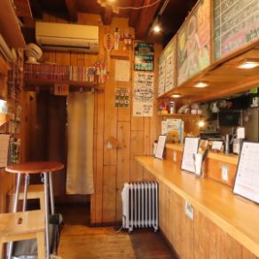 木の温もり溢れるお洒落なカウンターは全10席。おひとり様でのサク飲みはもちろん、デートや記念日のお祝いにもぴったりの特等席です◎ご友人との語らいや、誕生日を祝う特別な夜にもぜひご利用ください。目の前で注がれるフレッシュな自家製ビールを片手に、スタッフとの会話を楽しみながら素敵な時間を過ごせます。
