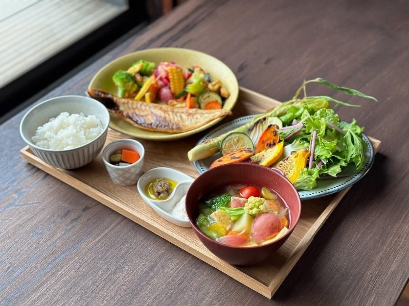 [Lunch] We offer fresh vegetables in our daily set menu♪ [Cafe] We also welcome you to enjoy a relaxing tea time with a vegetable dessert menu and a cup of coffee♪ [Dinner] We offer a full meal menu as well as a menu that goes well with alcohol! Perfect for dining with neighbors, with your family or children, or for a drink after work! We look forward to seeing you♪