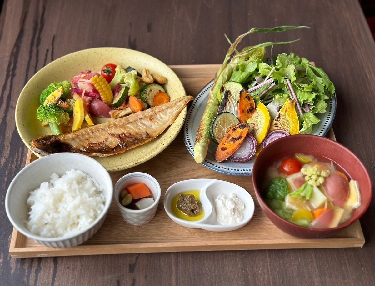 A cafe run by a farm in Chiba where you can enjoy vegetable-packed set meals and desserts. Evening snacks are also popular.