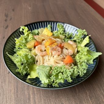 Shrimp and vegetable cold noodles with brown rice