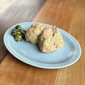 Brown rice rice ball (salt & salmon)