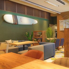 ハワイを彷彿とさせるゆったりとしたソファー席は、グリーンとサーフボードがお洒落な空間を演出。開放的でリラックスできる雰囲気の中で、日々の喧騒を忘れ、ゆるりとした時間をお過ごしいただけます◎ご夫婦や恋人との会話、ご友人との賑やかなひとときにも最適です!当店自慢の料理と共に、贅沢な時間をご堪能ください。