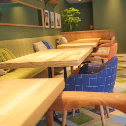 緑のベンチシートと個性的なモダンチェアが心地よく並び、深いグリーンの壁と明るい木目が温かく調和する店内テーブル席。座り心地の良い空間デザインと、足元に広がる幾何学模様のフロアが、落ち着きの中にも遊び心を添えています。日中のランチや友人とのカフェタイムやカジュアルなディナーにも最適です♪