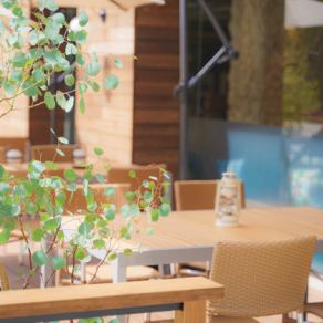 季節の風を感じる開放的なテラス席♪ユーカリなどのグリーンが爽やかな空間を演出し、明るい日差しと心地よい風の中でハワイアンフードやコナビールをお楽しみいただけます。緑に囲まれた癒しの空間で、特別なリラックスタイムをお過ごしください☆