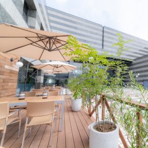 開放感あふれる広々としたウッドデッキのテラス席は、都会にいながらにしてリゾートのような贅沢な雰囲気を満喫できる特等席です♪大型のパラソルを完備しているため、強い日差しを気にすることなく、終日快適にお食事を楽しめます。ぜひ非日常的なリラックスタイムをお過ごしください!