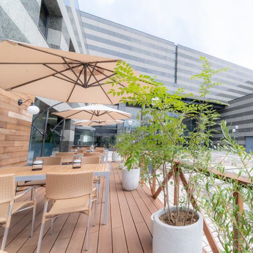 開放感あふれる広々としたウッドデッキのテラス席は、都会にいながらにしてリゾートのような贅沢な雰囲気を満喫できる特等席です♪大型のパラソルを完備しているため、強い日差しを気にすることなく、終日快適にお食事を楽しめます。ぜひ非日常的なリラックスタイムをお過ごしください!