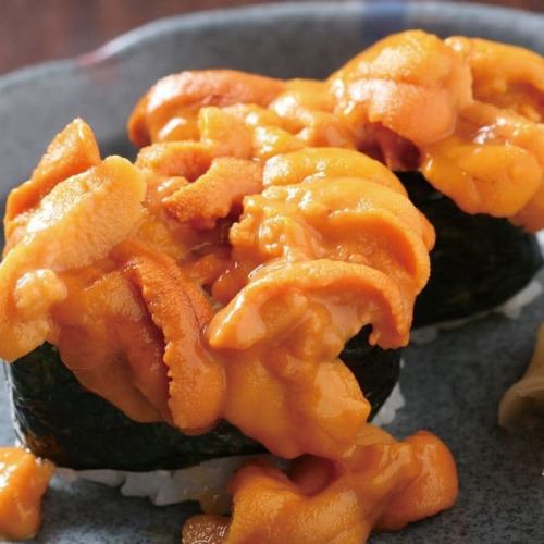 Raw sea urchin nigiri sushi set