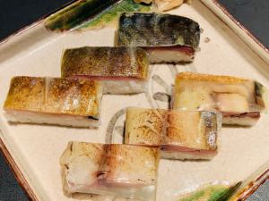 6 pieces of grilled mackerel battera