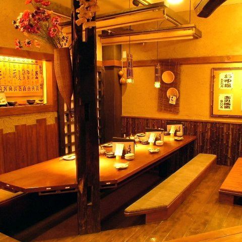 2名様から利用可能の掘りごたつ席あります！　4テーブル掘りごたつ席がございますので人数に合わせてご利用いただけます。会社宴会や女子会、友達との利用にもおすすめです。北の民家を訪れた旅人のように、ゆったりとおくつろぎください。