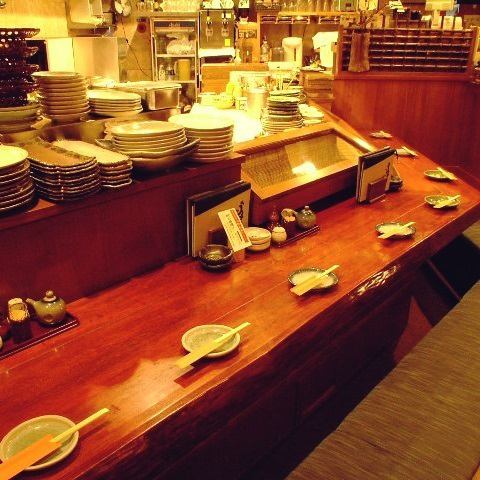 足を伸ばしてゆったり座れる掘りごたつのカウンター席。会社の同僚やカップル、友達同士でのご利用にもおすすめです。ウイルス対策で仕切りもご用意しております。