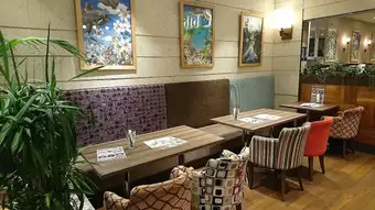 カラフルなイスでお食事も楽しく♪