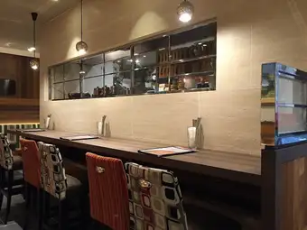 一人様でもお二人様でも♪キッチンの様子が見えるカウンター席です。