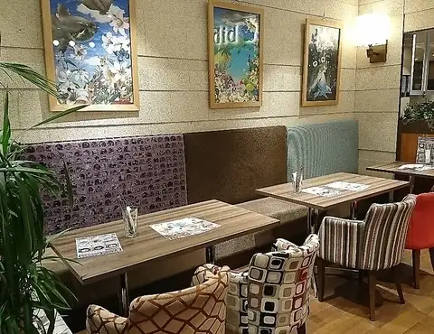 【テーブル席は10名様までご一緒に◎】お仕事帰りの女子会にぴったり!「カワイイ」が詰まったおしゃれな空間は、写真撮影も盛り上がります♪椅子は1つずつデザインが違うんです。何気ない日常を特別な夜に変えてくれるお席です。