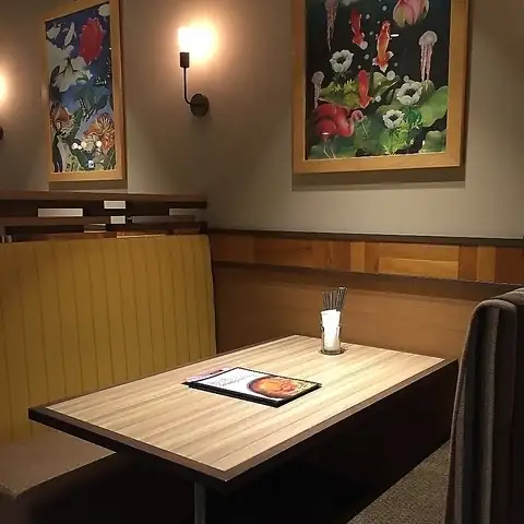【ゆったりと座れるソファー席】気兼ねなくくつろげる大人気のソファー席。週の半ばのリフレッシュや、まったり過ごしたい夜のデートに最適です◎時間を忘れて会話を楽しめる特等席ですので、事前のご予約をおすすめします。1テーブル4名様以上のご利用の場合はお席を離してご利用頂いております。