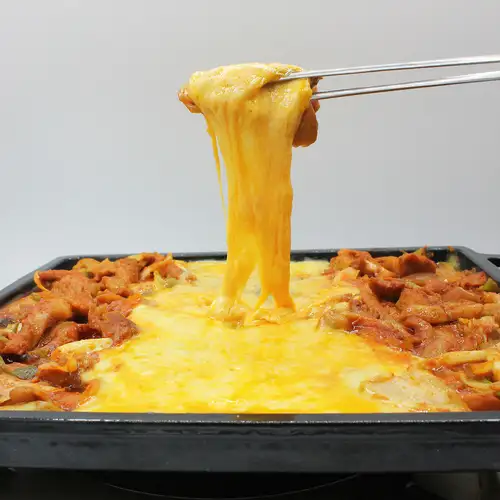 【本場の味】特製ソース×濃厚チーズが絡み合う絶品チーズタッカルビ(1人前)