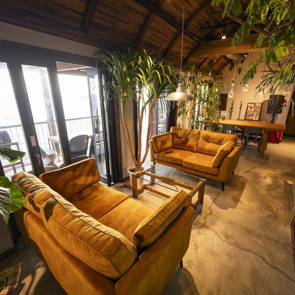 【店内の雰囲気】 店内は、みどりと海が調和する心地よい空間。希少種や美しい樹形の植物を配し、家具は上質なプロダクトで知られるDULTONをセレクト。落ち着きある雰囲気のなかで、ゆったりとカフェをお楽しみいただけます。