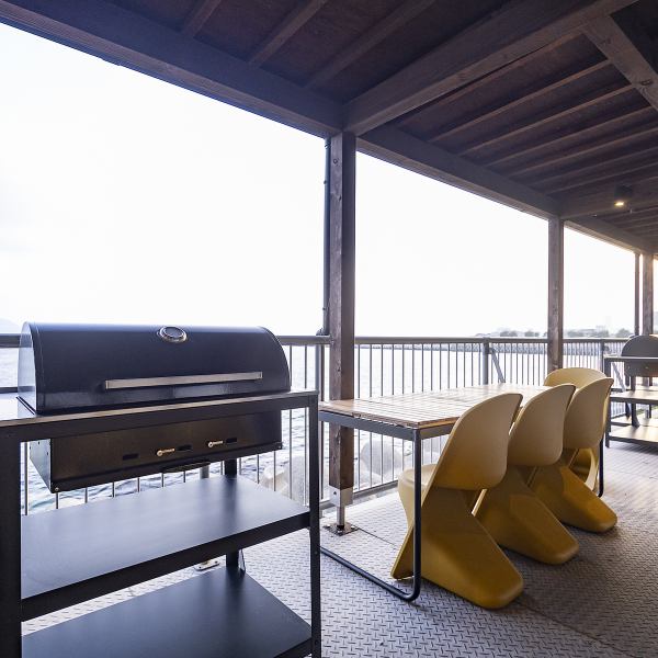 【テラス席】海を眺めながら、特別なひとときをお楽しみいただけるテラス席。ご家族でのお食事やデート、気の合う仲間とのBBQにぴったりの空間です。CAFEも営業しているので、ドリンクやデザートもご用意しております。潮風を感じながら、ゆったりとした時間をお過ごしください。