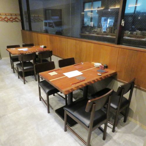 テーブル席ご用意。