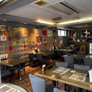 カラフルで清潔感のある店内は広々つけるテーブル席をご用意☆