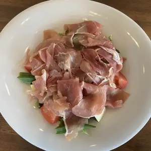 Italian salad with prosciutto (2 servings) 1,300 yen