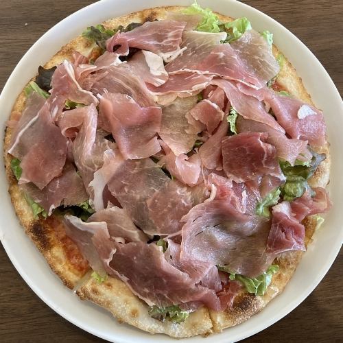 Green salad pizza with prosciutto