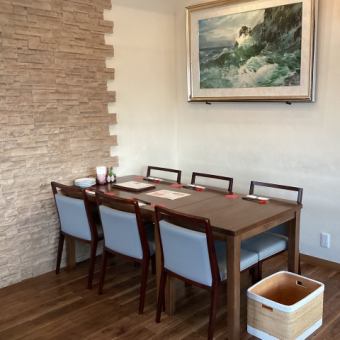 Stylish paintings are displayed near the spacious 6-seat table♪Enjoy authentic Italian cuisine in an open and stylish space decorated with paintings!