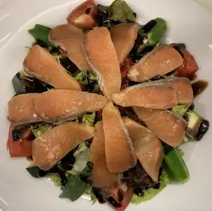 Salmon green salad (2 servings) 1,500 yen