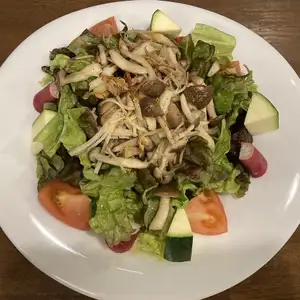 Green salad with plenty of mushrooms (2 servings) 1,300 yen