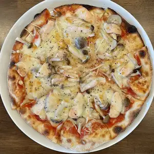Salmon and mushroom pizza