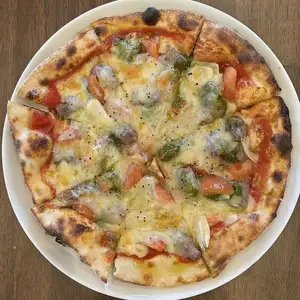 beef and fresh tomato pizza