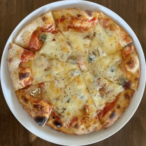토마토 소스의 4종류의 치즈 피자(꿀 첨부)