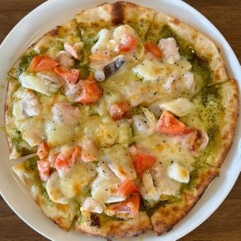 해산물과 신선한 토마토 제노베제 피자
