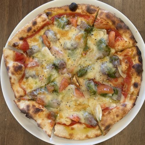 Beef and fresh tomato pizza