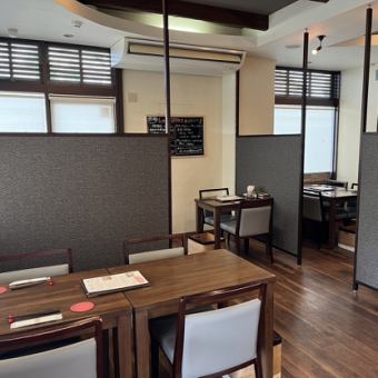 [Semi-private room] There are 18 table seats in total.The restaurant has a spacious layout with seats spaced far apart to allow you to dine comfortably.The restaurant is semi-private with partitions, so you can enjoy your meal without worrying about the people around you.